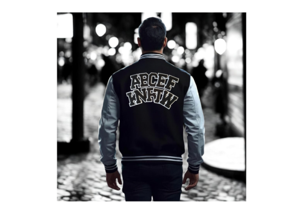 Schwarze Herren College-Jacke mit weißem Rückenprint auf Kopfsteinpflaste